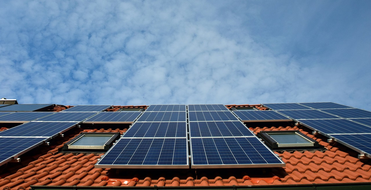 Måste man byta tak innan solceller?